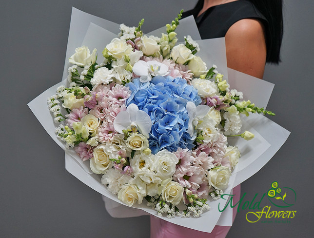 Buchet cu hortensie albastra si trandafiri albi ,,Surpriza florilor'' foto